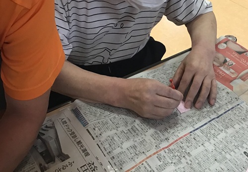 集中して型を削る利用者さま