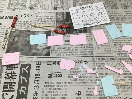 型抜きに挑戦する利用者さま